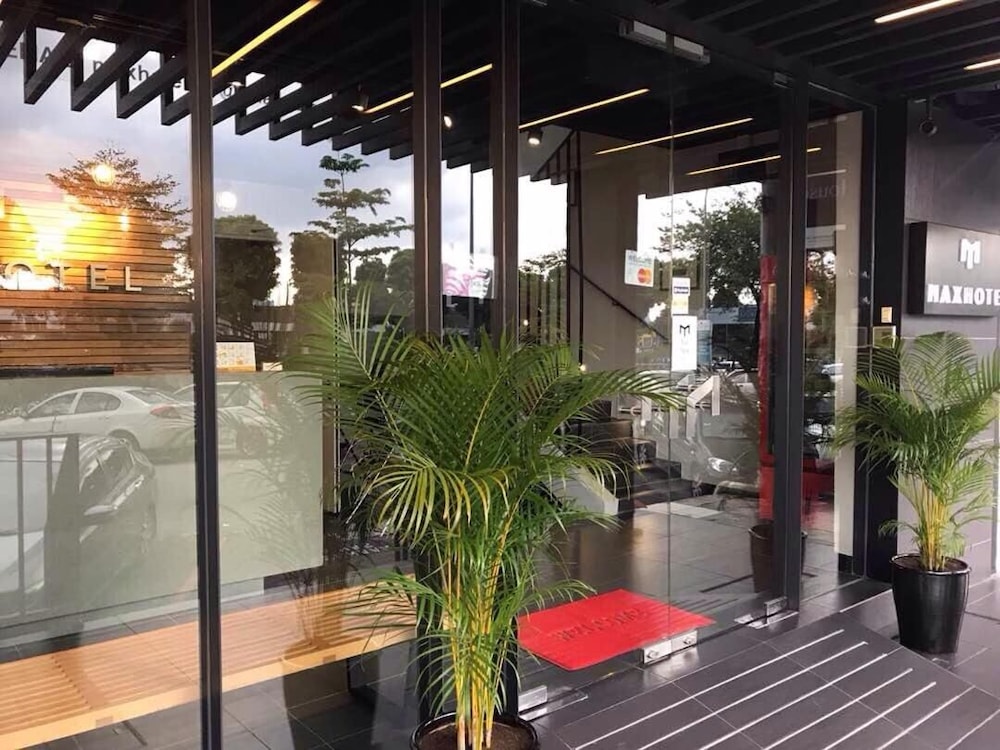 Max Hotel Subang Jaya 27/35