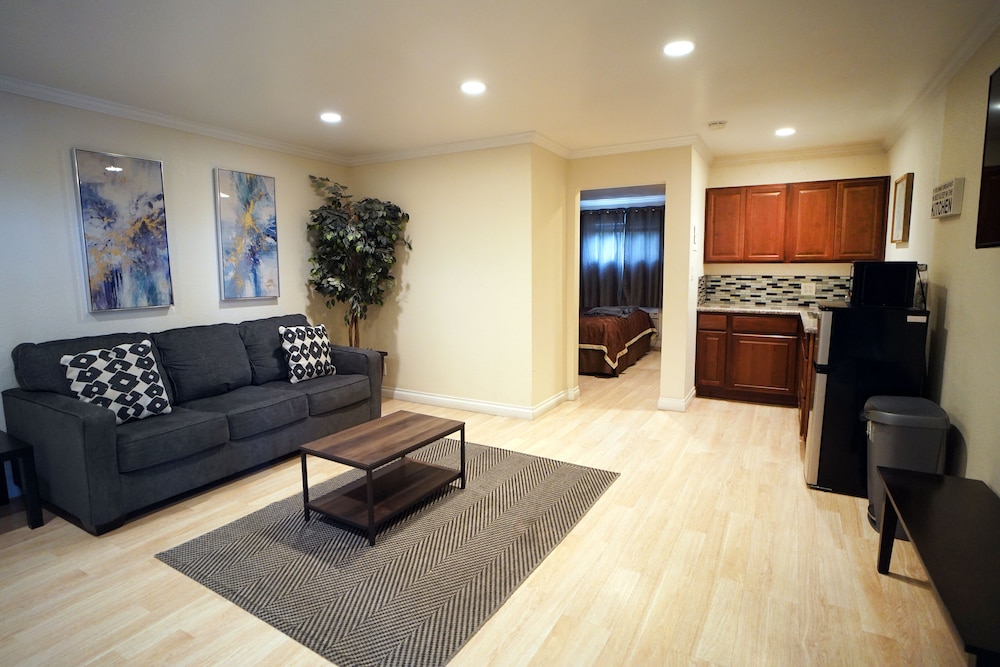 Anaheim Executive Inn Suites 45/66