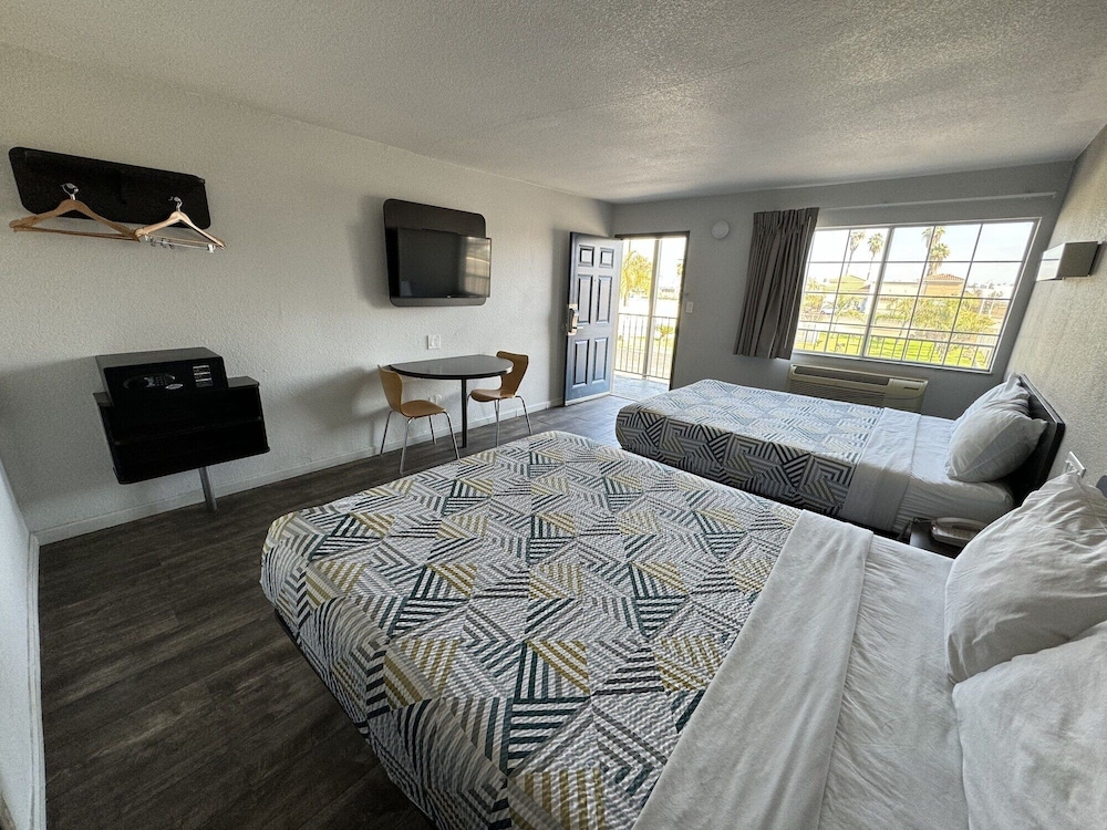 Motel6 Delano, CA 27/38