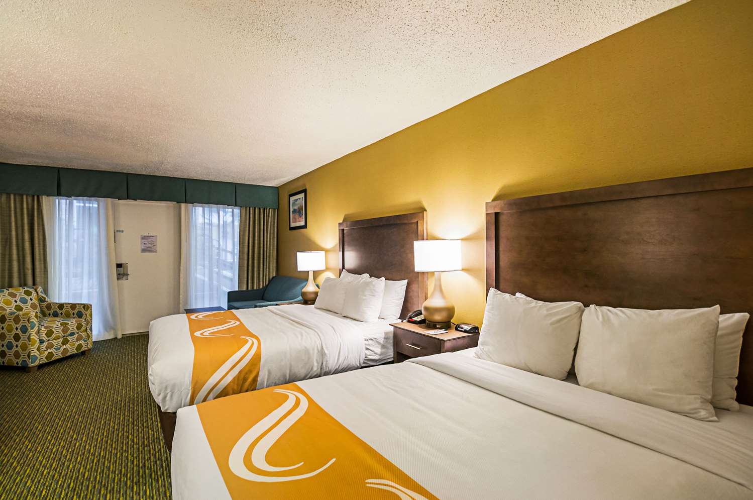 EFFICIENCY, 2 QUEEN BEDS