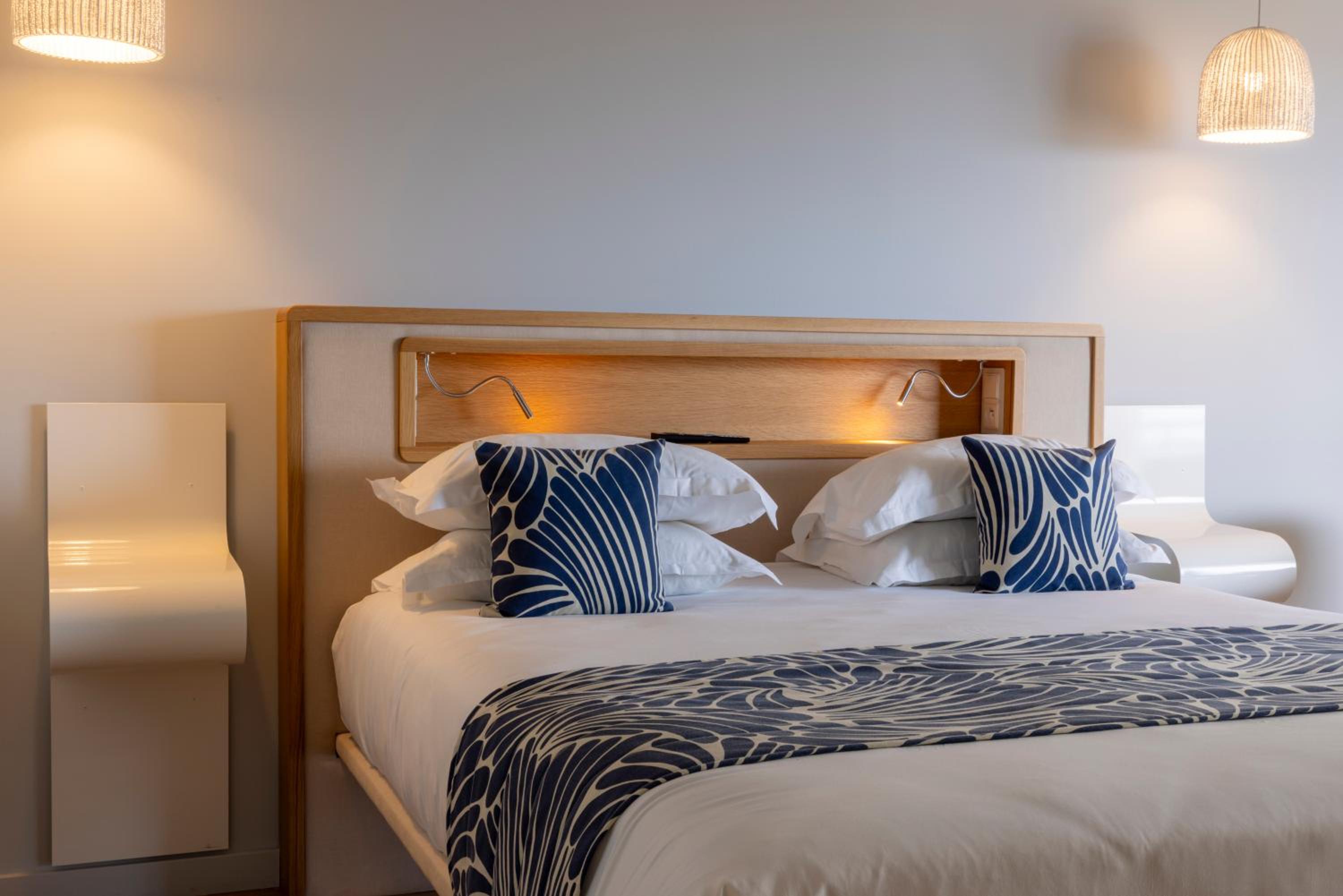 Junior Suite, Double or Twin Bed, Pool and Sea View