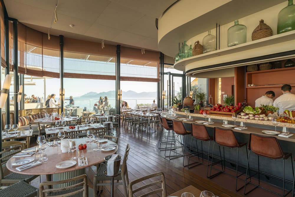 restaurant cafeteria