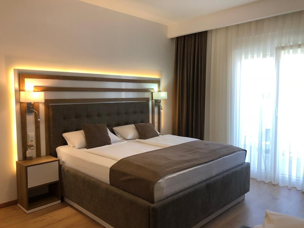 Hotel Rheinbrucke 8/32