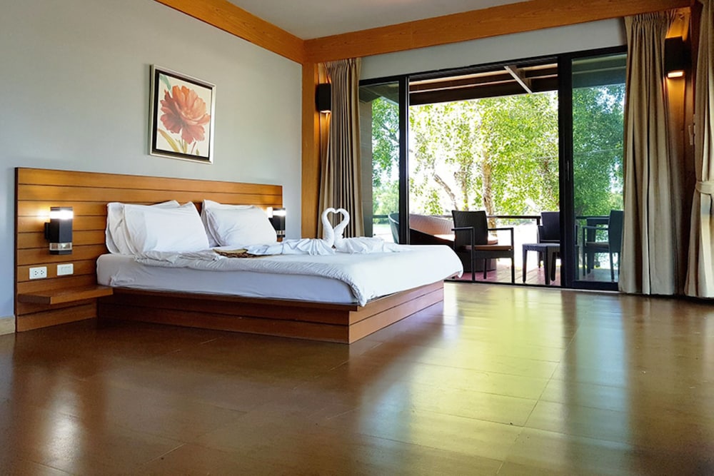 The Grace Amphawa 19/50
