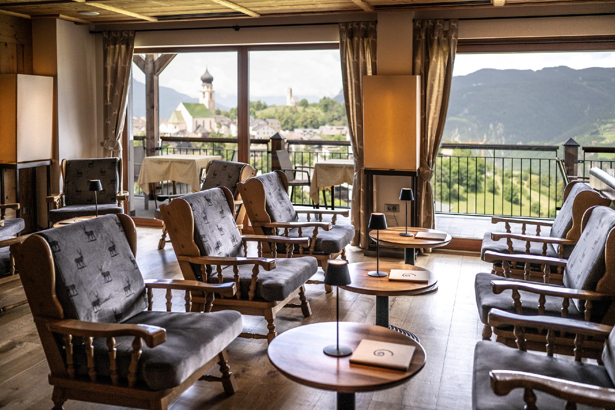 Hotel Emmy - five elements 20/30