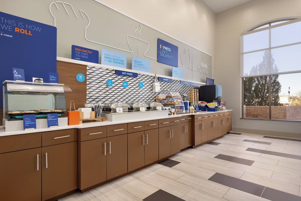 Holiday Inn Express Hotel Suites Opelika Auburn 11/71