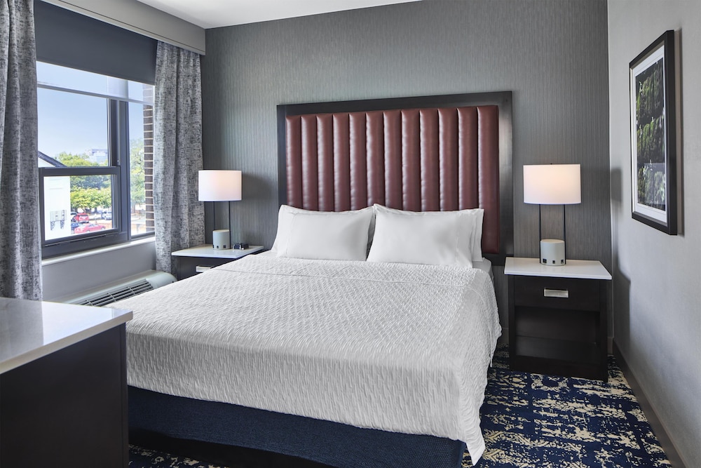 Room, King Bed, Courtyard Area