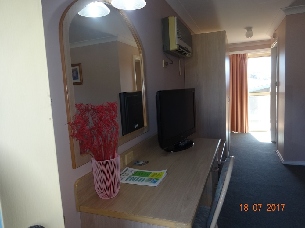 FORSTER PALMS MOTEL 36/50
