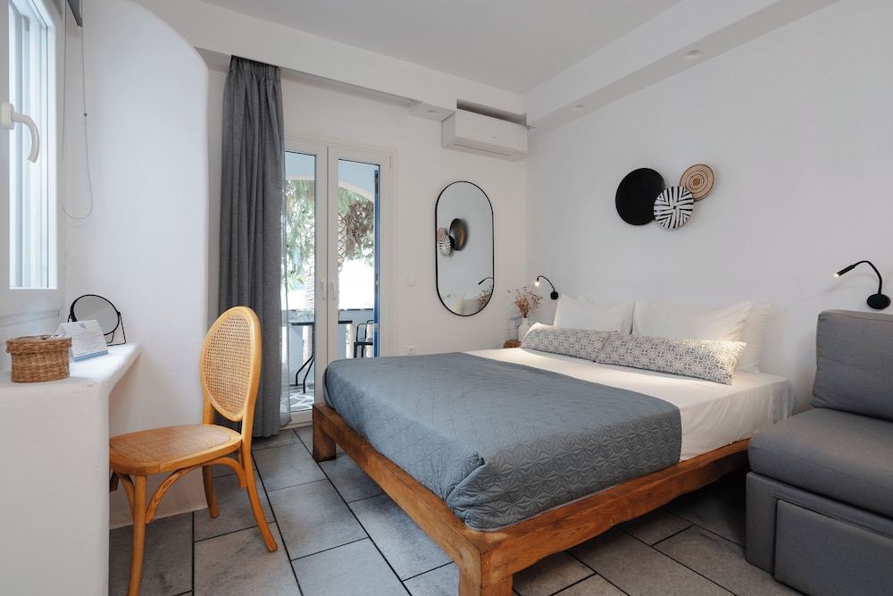 DELUXE, TRIPLE, BALCONY