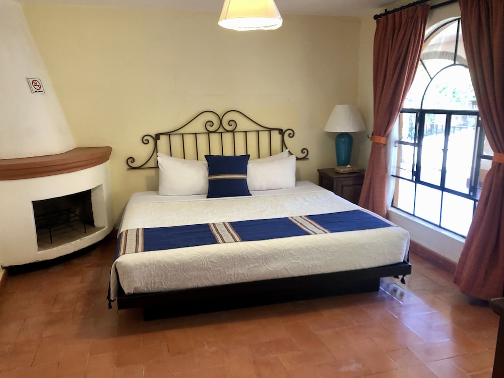 DELUXE, KING BED