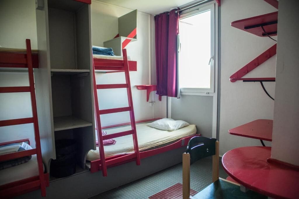سكن مشترك بثلاثة أسرّة للرجال بحمام مشترك، Auberge de Jeunesse Paris - Le d'Artagnan 5/8