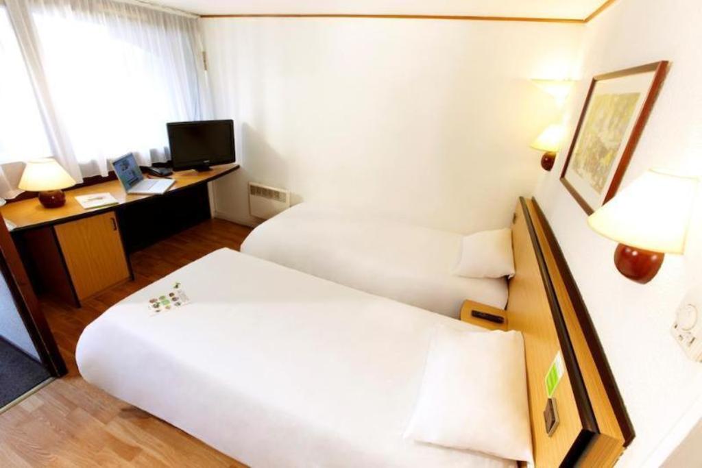 Room, Twin Beds