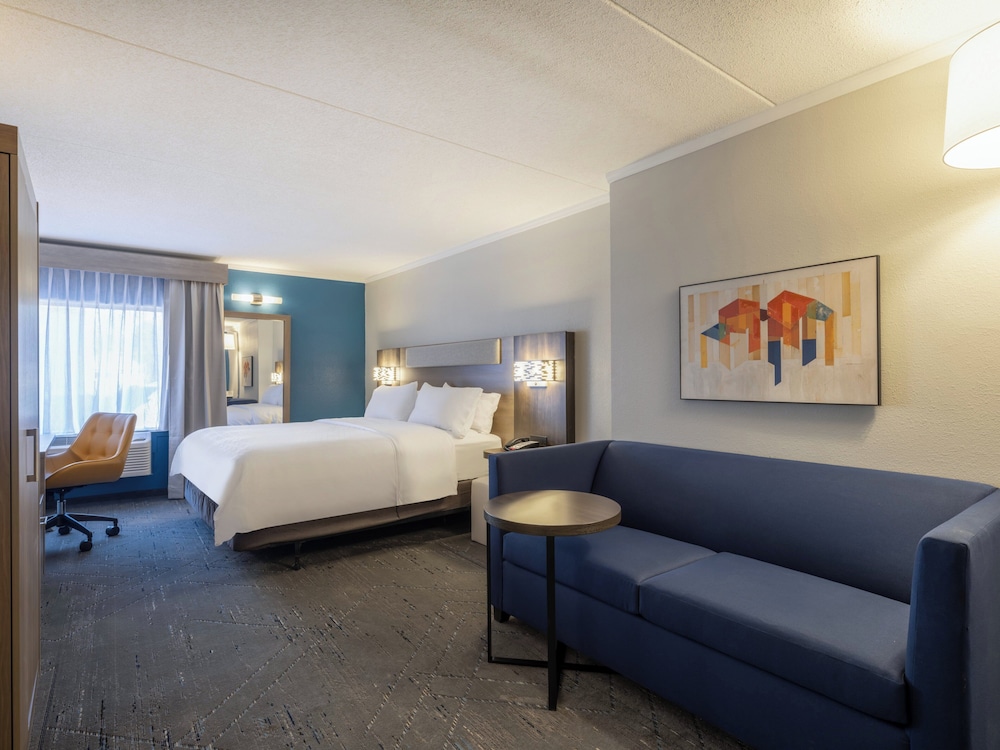 غرفة قياسية بسرير كينج مع أريكة لذوي الإعاقة، Holiday Inn Express & Suites Greensboro - (I-40 @ Wendover) 2/3