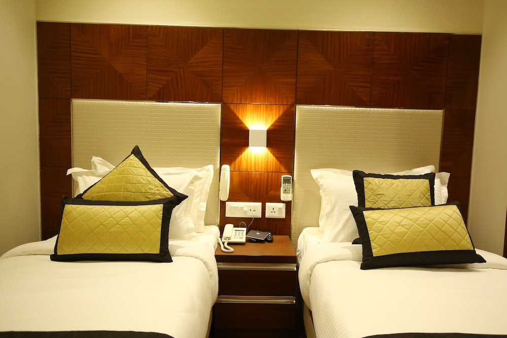 The Ic's Hotel 12/30