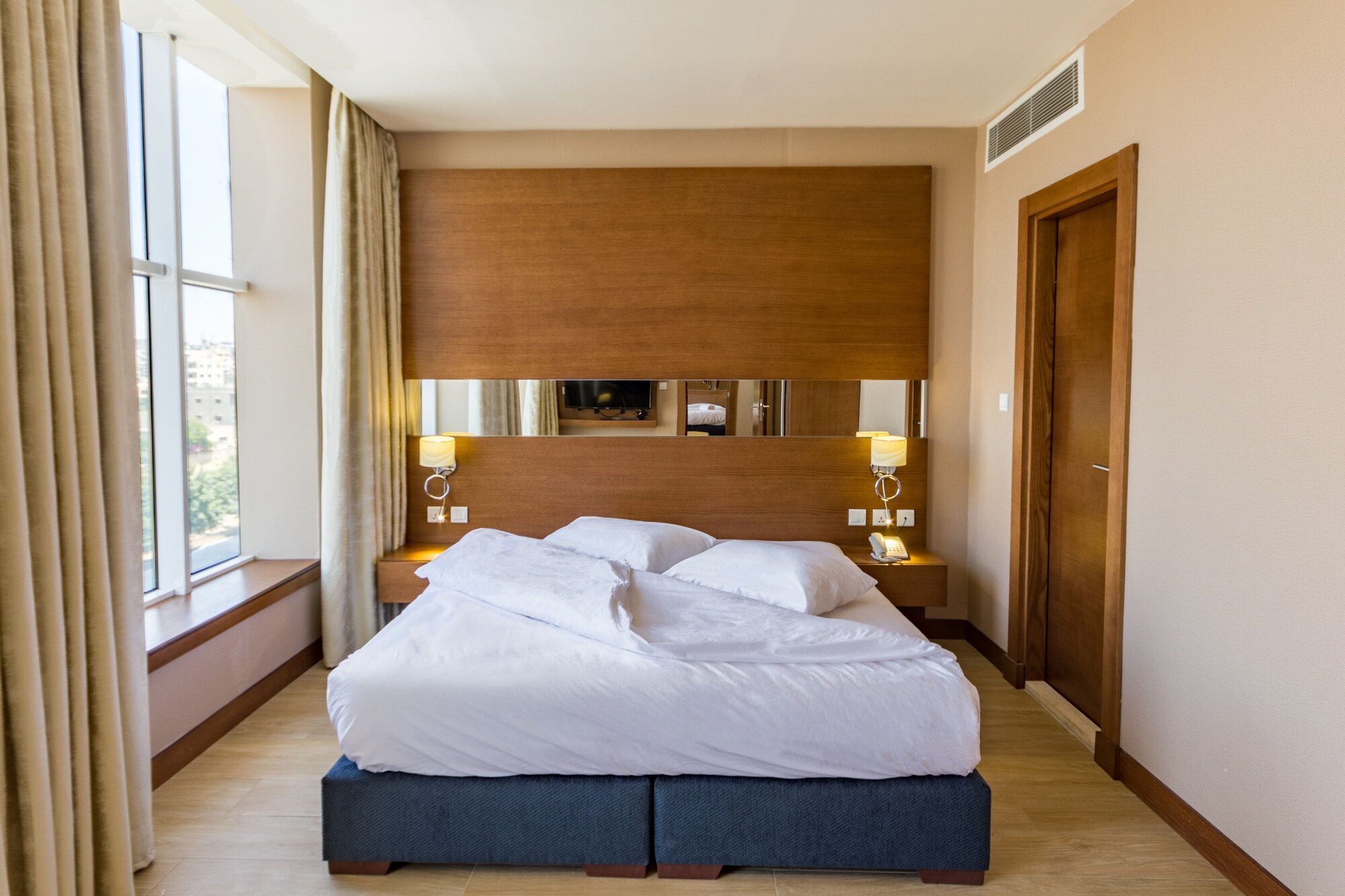 EXECUTIVE, KING BED