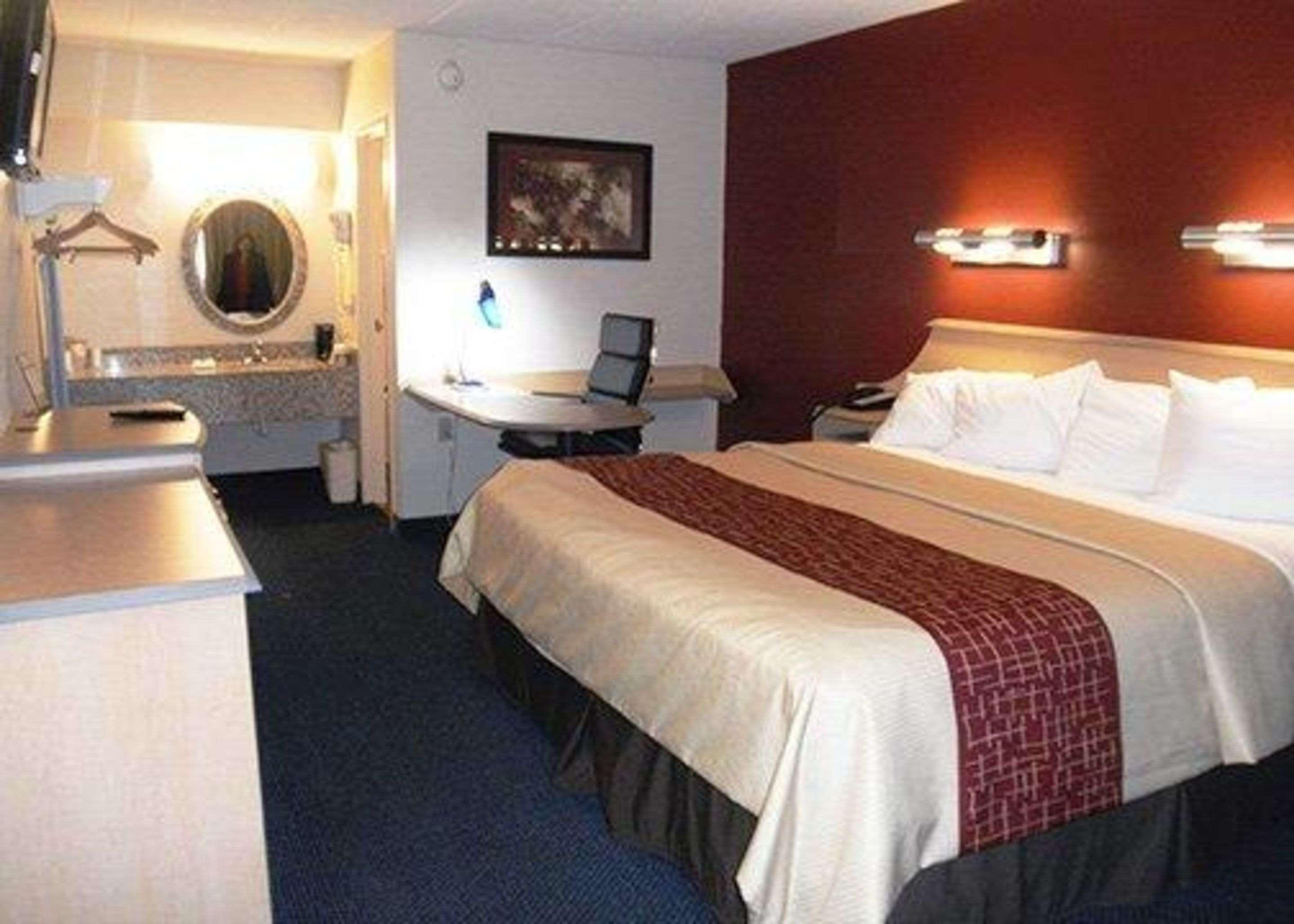 Rodeway Inn Fort Wayne near Glenbrook Square 7/18