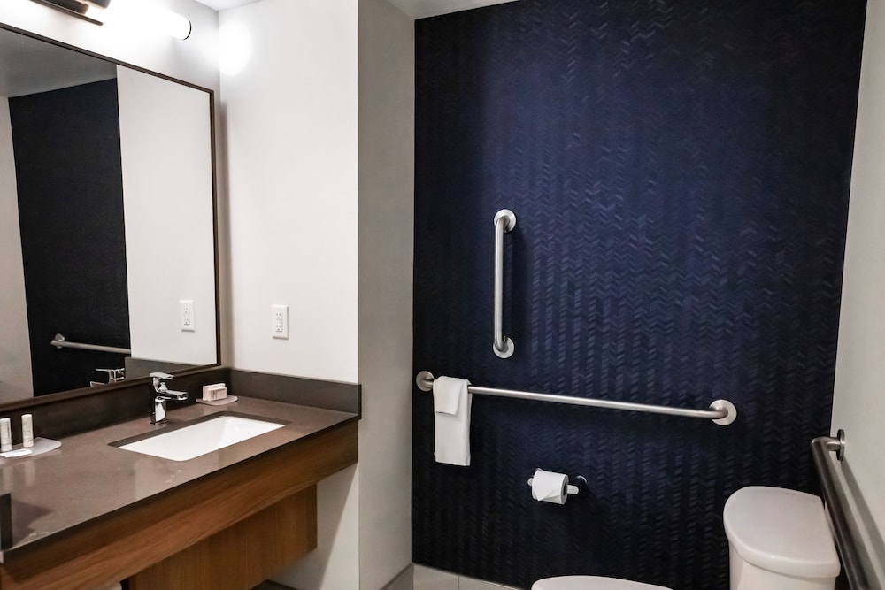 Fairfield By Marriott Inn Suites Louisville Airport 8/19