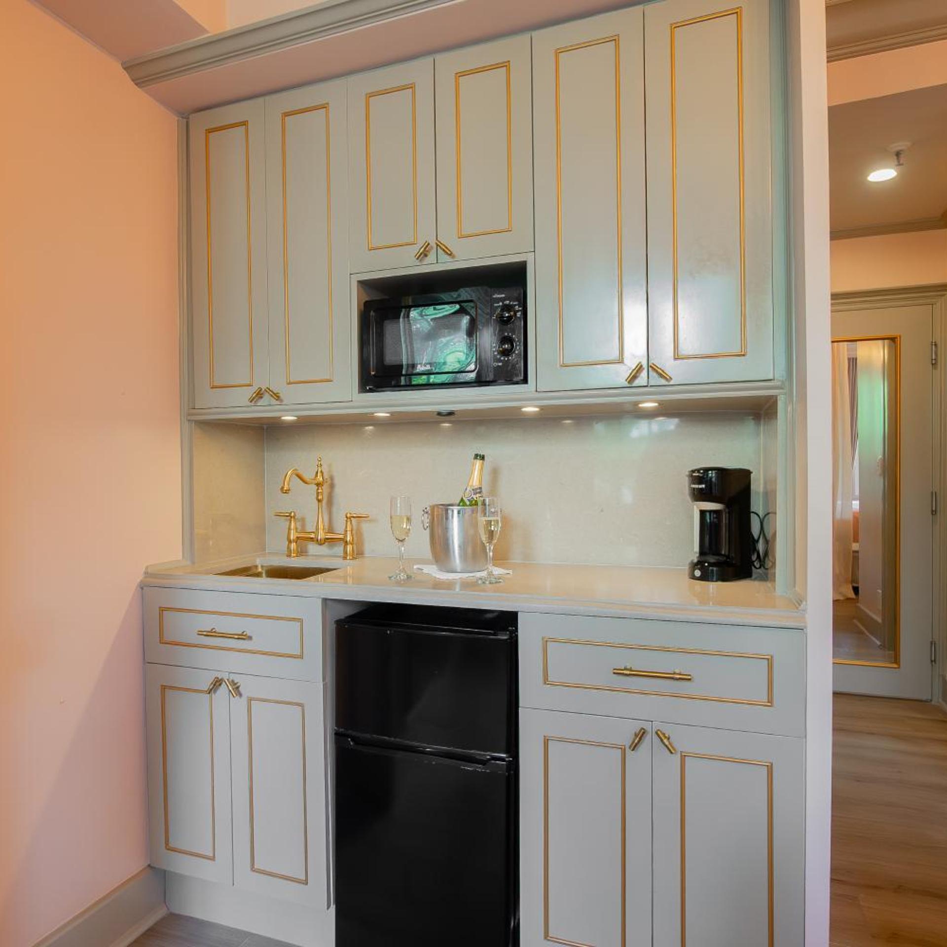 Hemingway Suites at Palm Beach Hotel Island 10/50