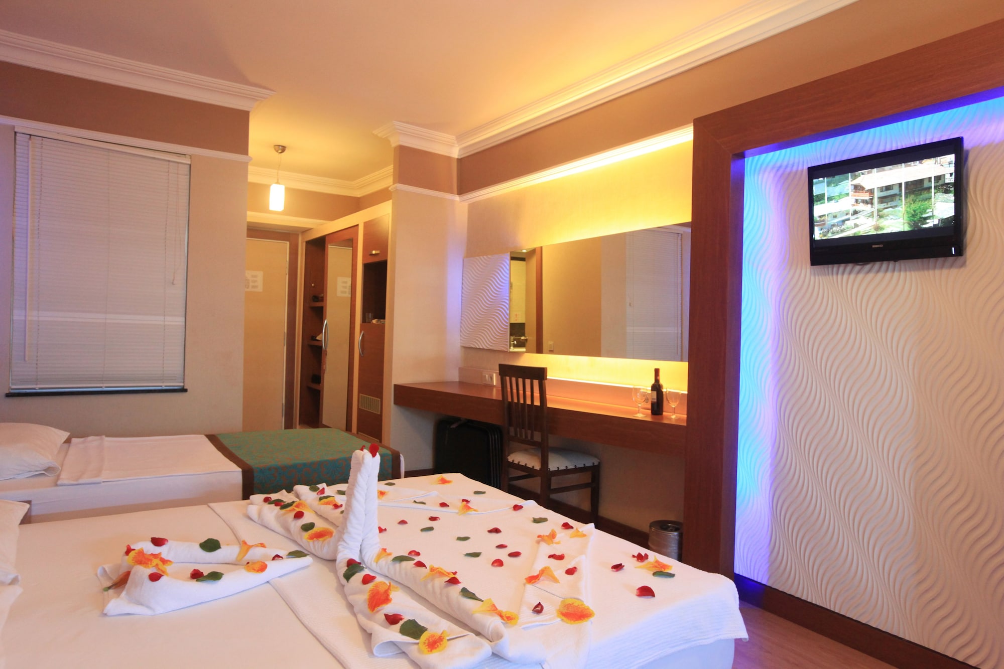 ROOM, SINGLE