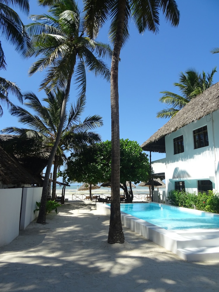 Makuti Beach Bungalows 1/65