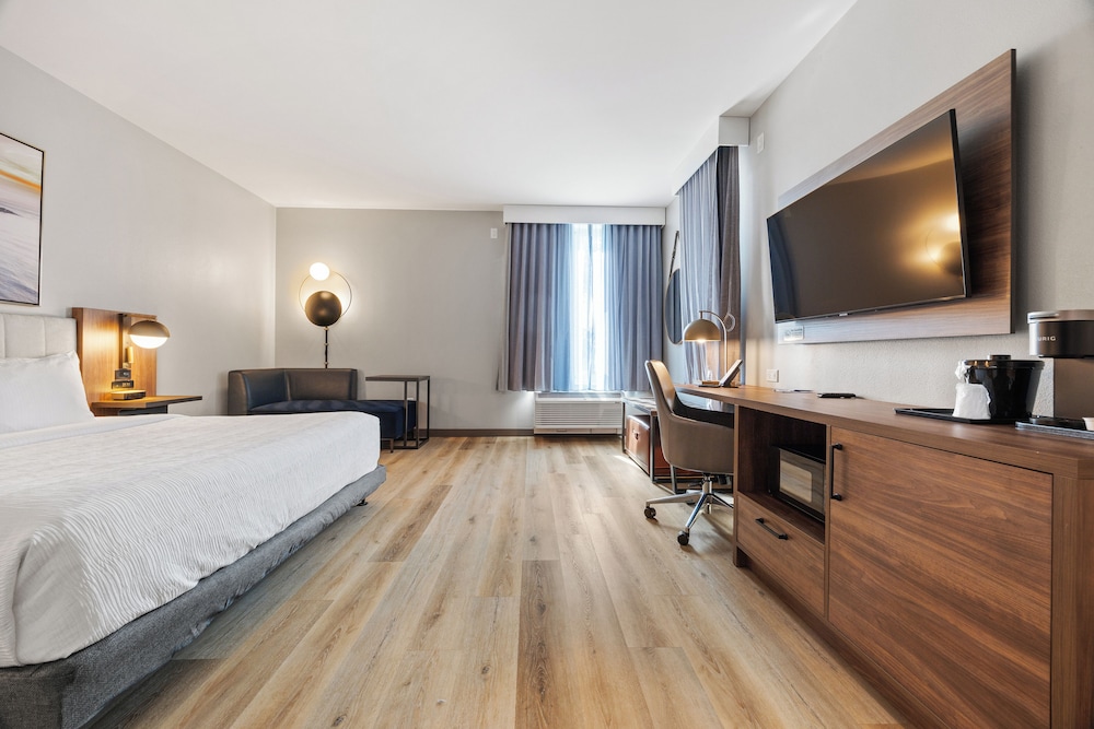 La Quinta Inn and Suites by Wyndham La Habra 15/60