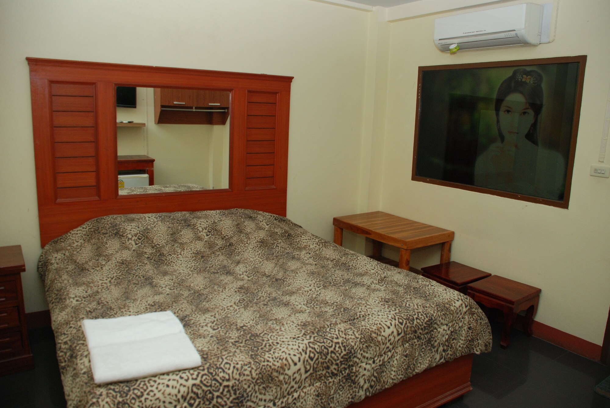ROOM, DOUBLE BED, BATHTUB