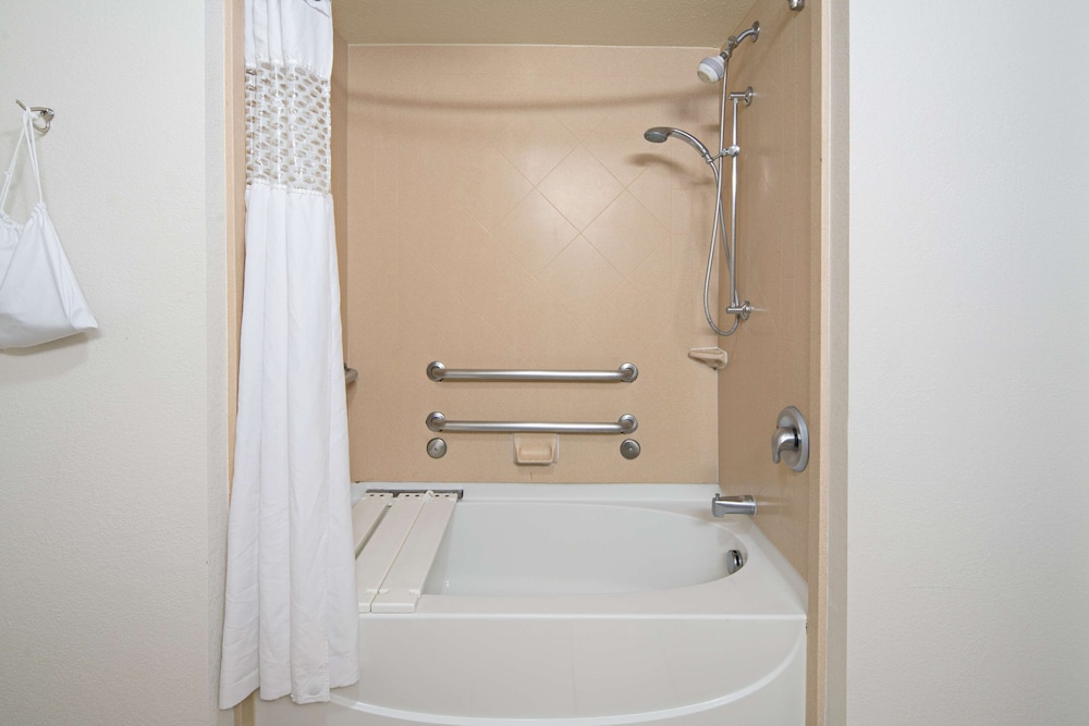 Hampton Inn and Suites-Bakersfield/Hwy 58, CA 13/51