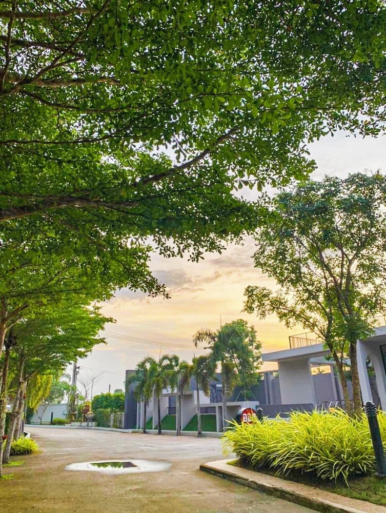 Seree Grand Resort 60/64