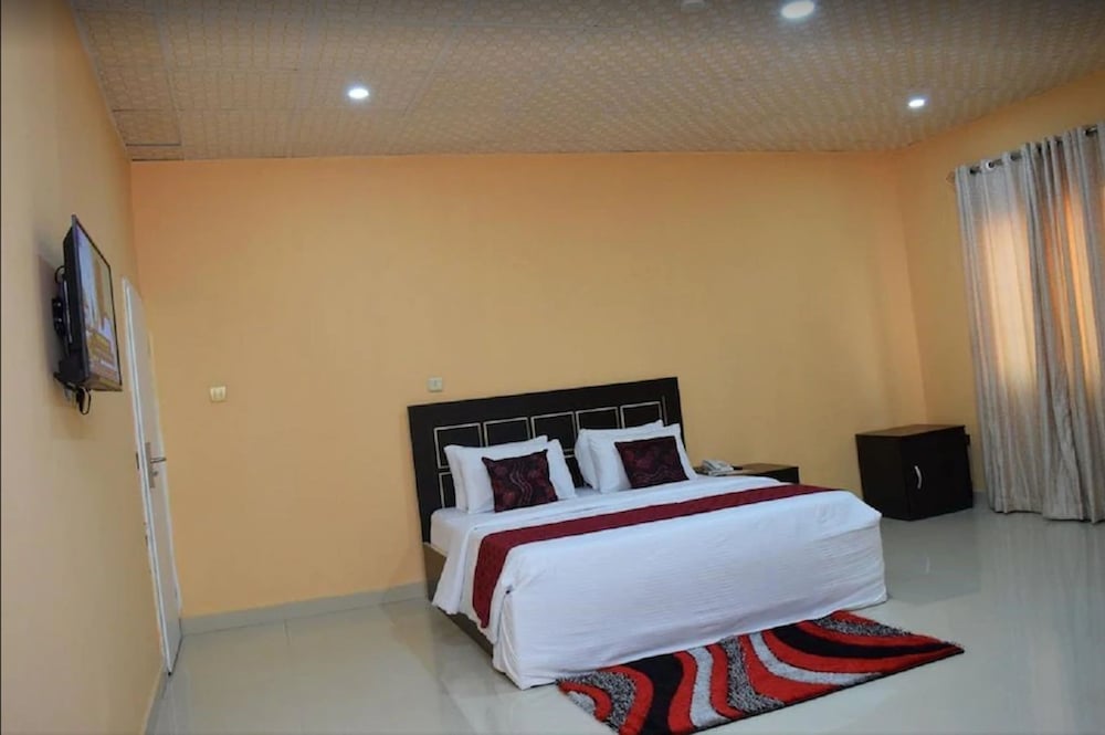 EXECUTIVE, SUITE