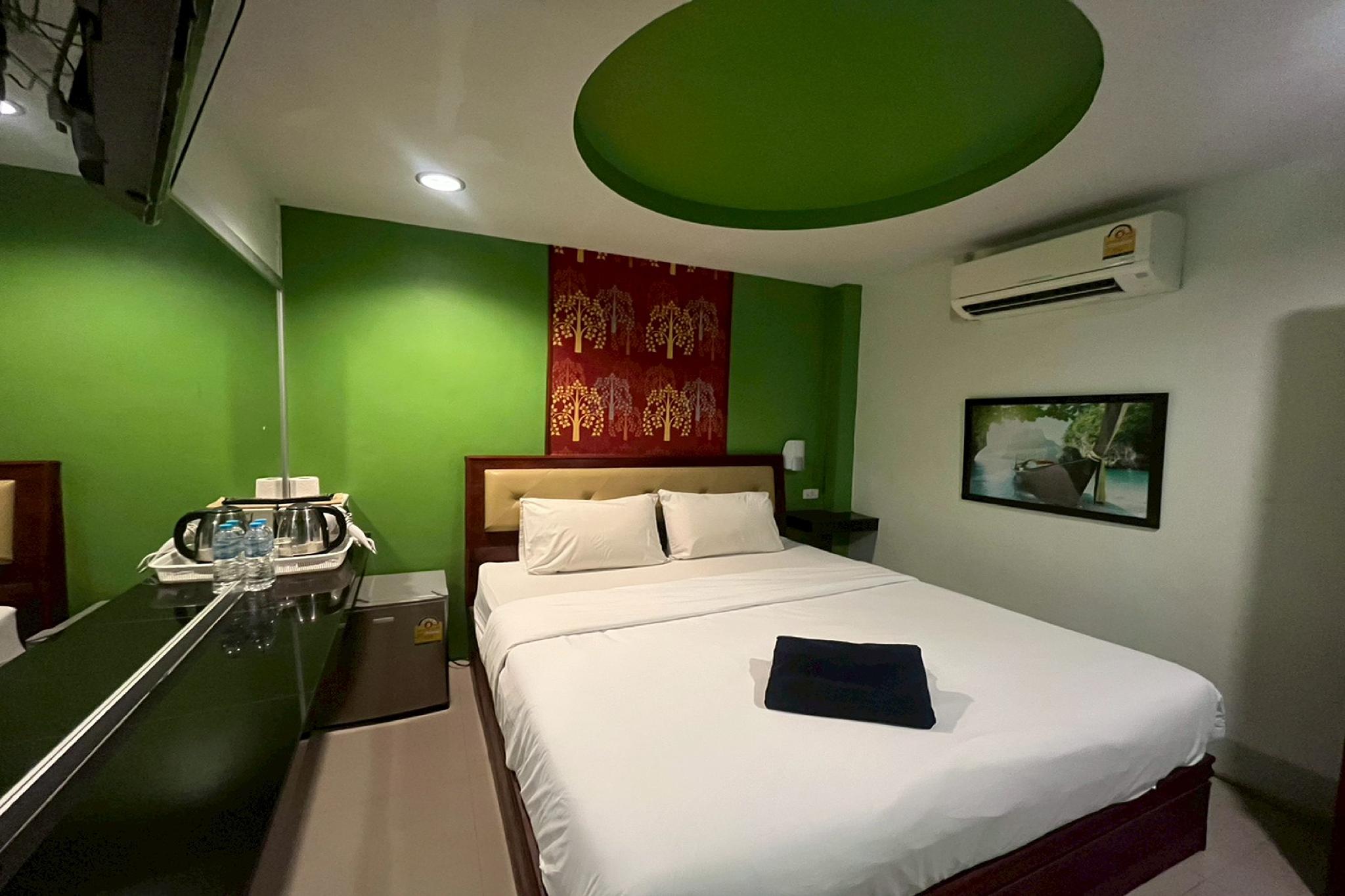 Room, Double Bed, No Window