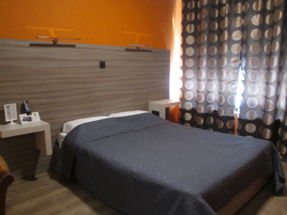 HOTEL LES GRAVADES 18/38