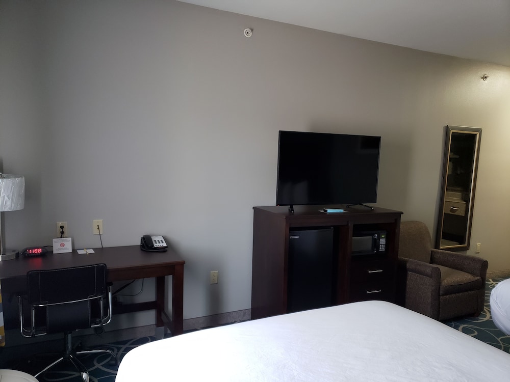 Days Inn Suites By Wyndham Cleburne Tx 21/42