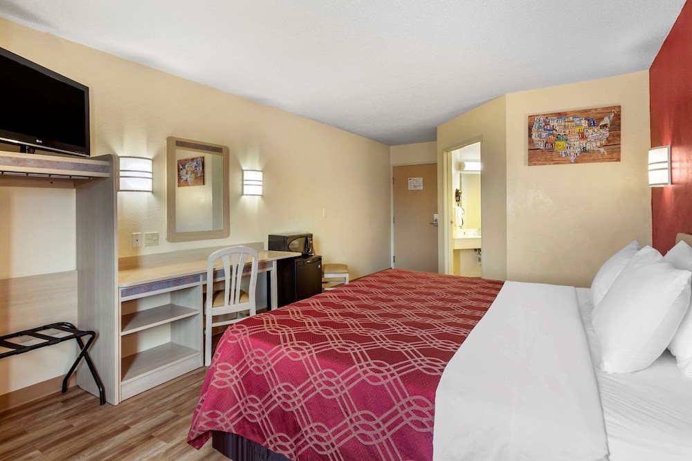 Econo Lodge Belle Fourche, SD 13/36