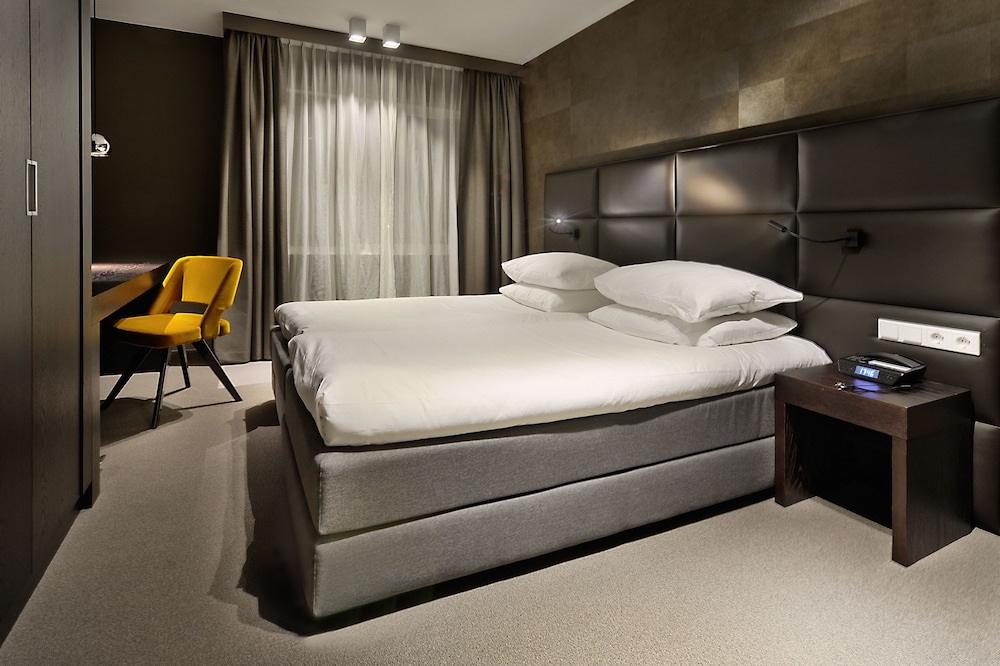 Amsterdam Forest Hotel 11/67