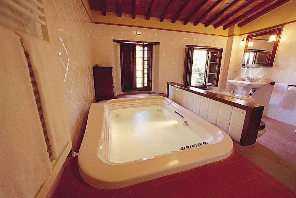 Monsignor Della Casa Country Resort 33/70