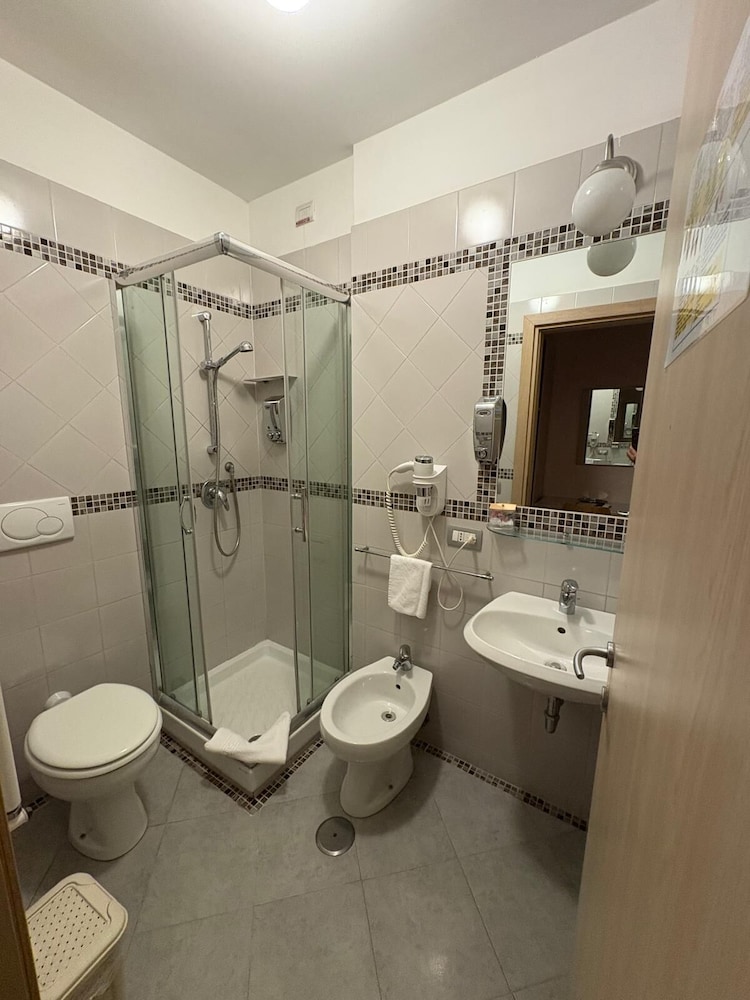 Elide Hotel 48/49