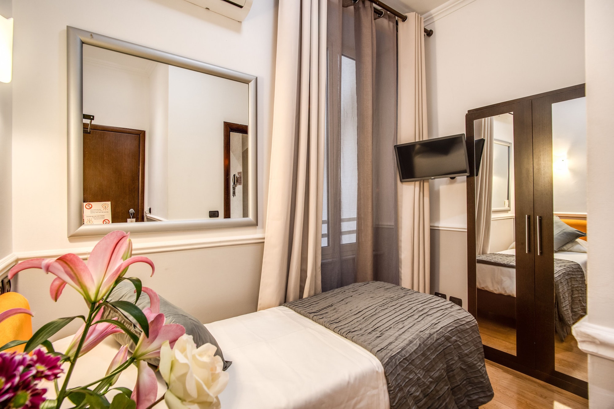ROOM, SINGLE