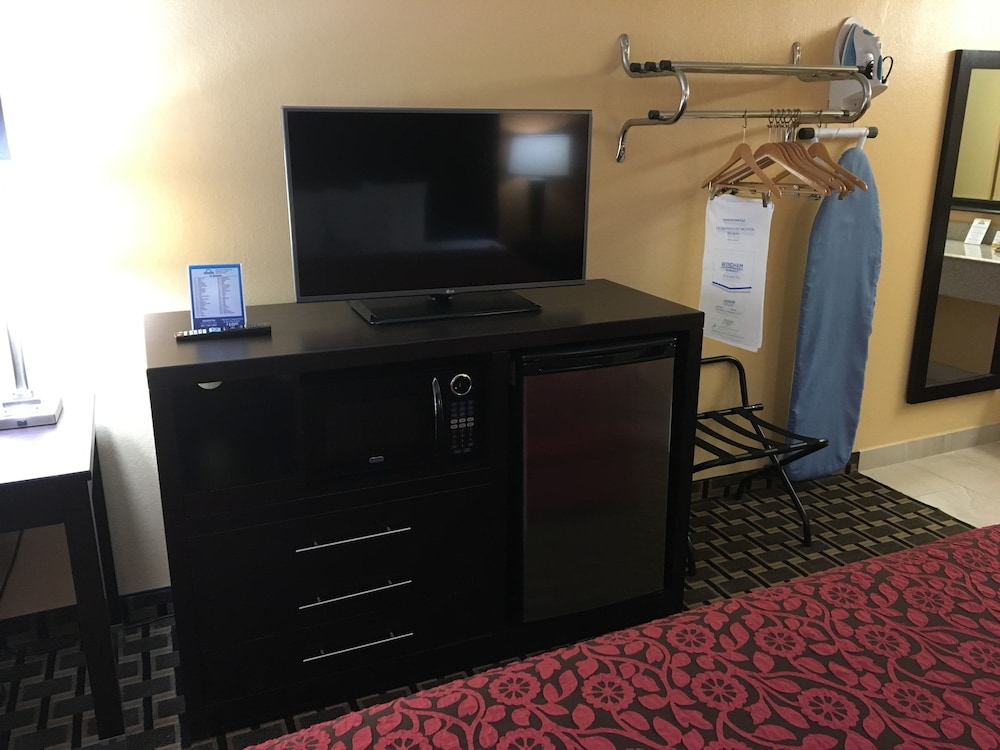 Days Inn by Wyndham Sarasota Bay 21/34