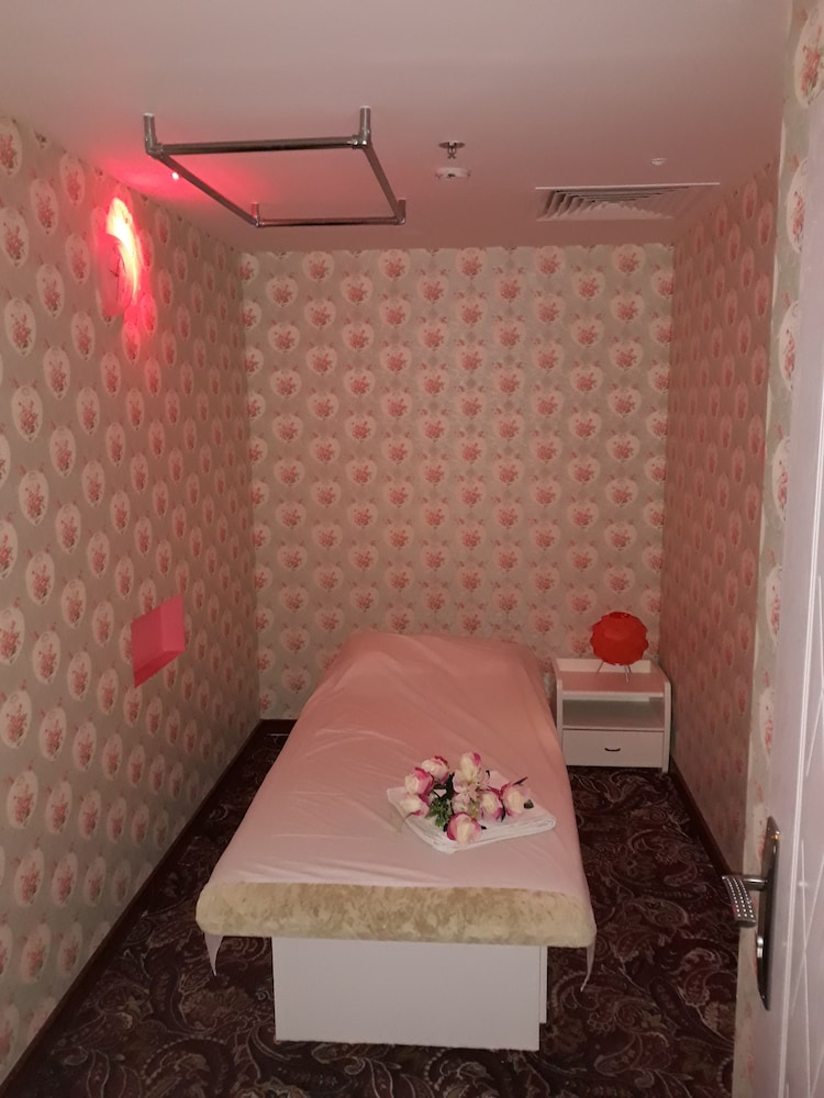 MONTREAL NAIF HOTEL 16/32