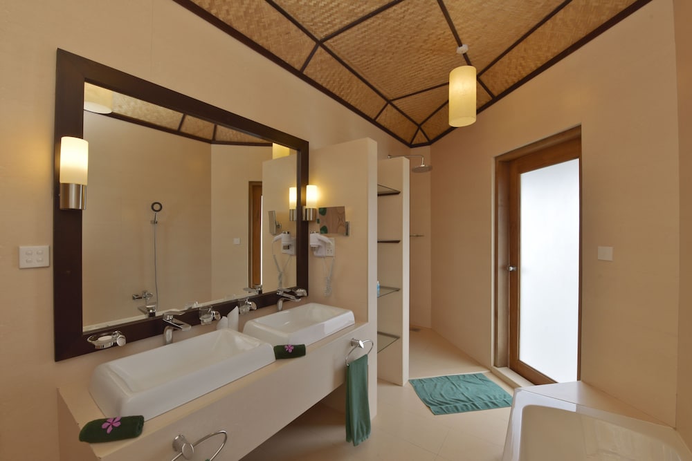 Angaga Island Resort And Spa 53/57