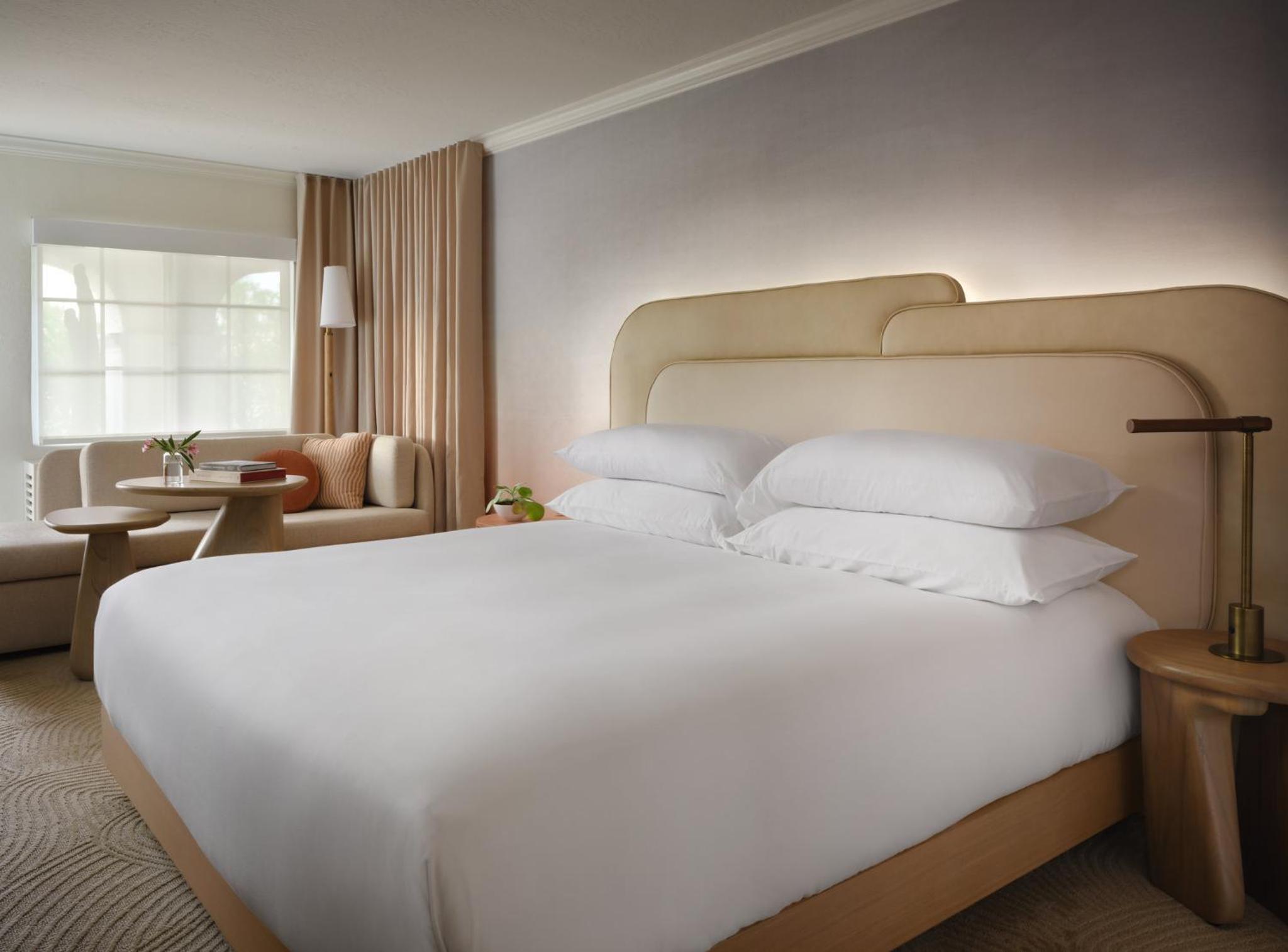 Essential, King Bed, Courtyard View