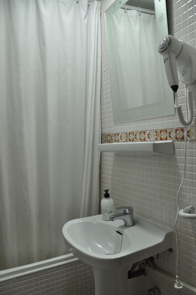 Hostal Ramón Y Cajal 47/50