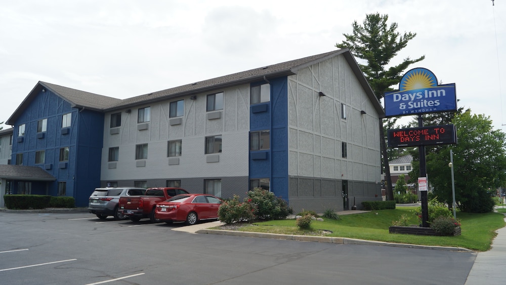 Days Inn Suites By Wyndham Traverse City 44/50
