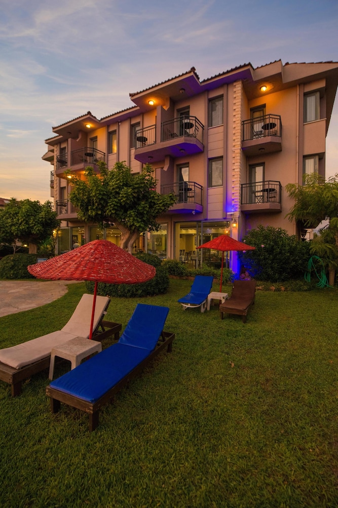 Golden Moon Hotel 17/24