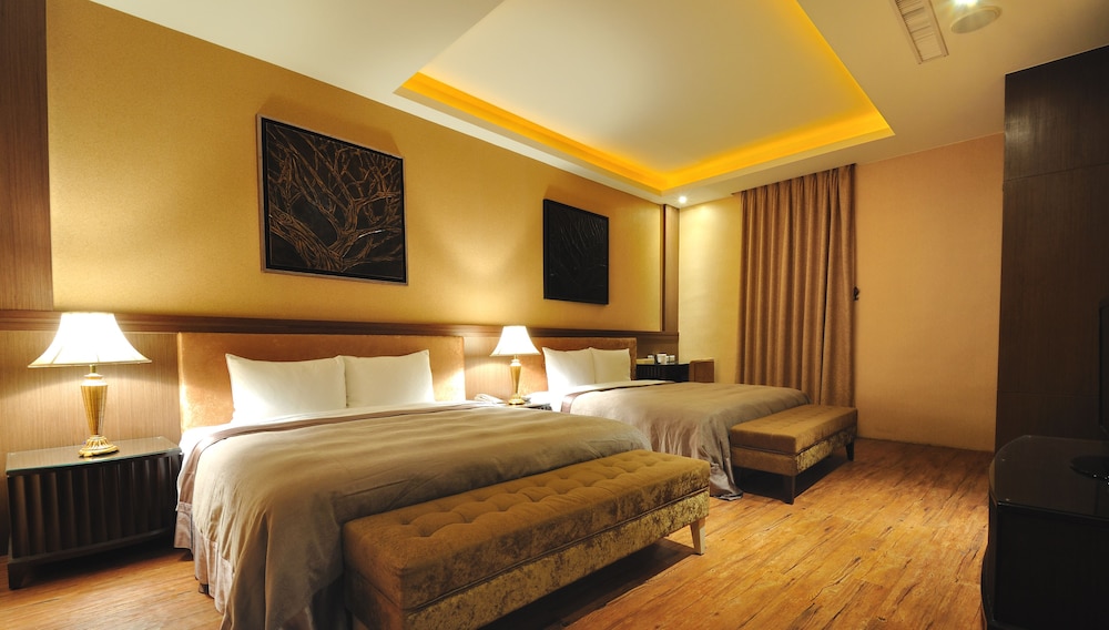 DELUXE, QUADRUPLE, 2 QUEEN BEDS