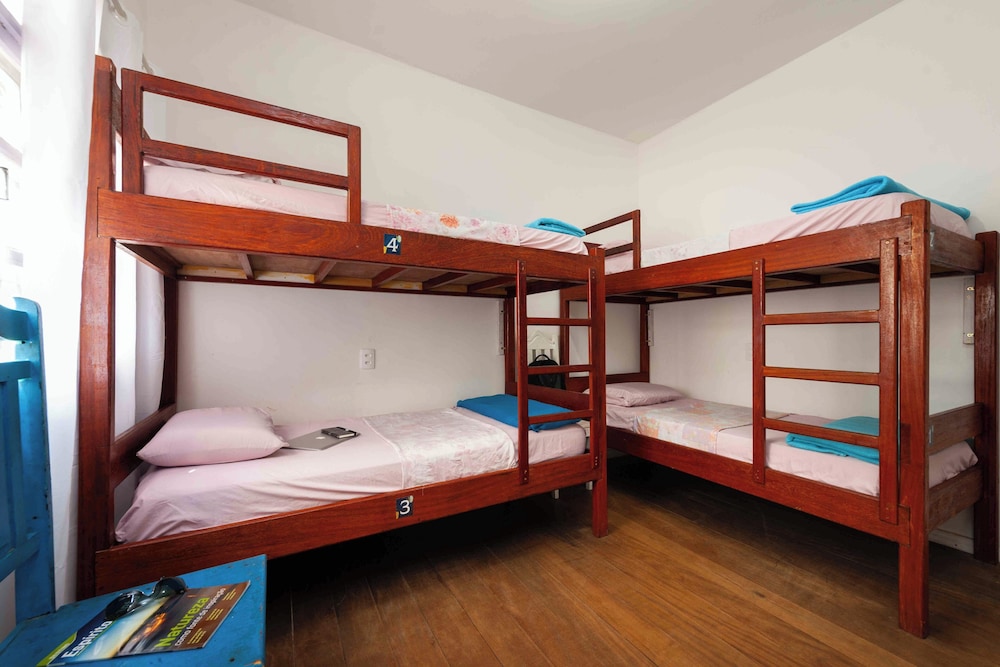 Female Dorm, Female Only, Basic, 4 Beds، Onça Da Praia Hostel 4/10