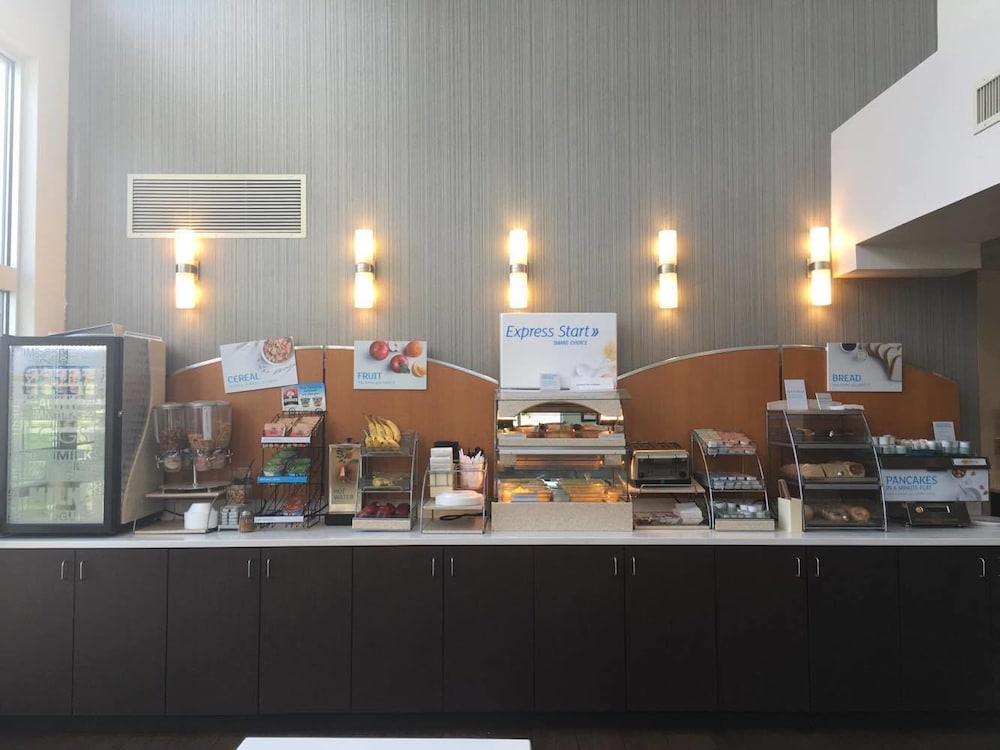 Holiday Inn Express And Suites East Wichita I 35 Andover 28/41