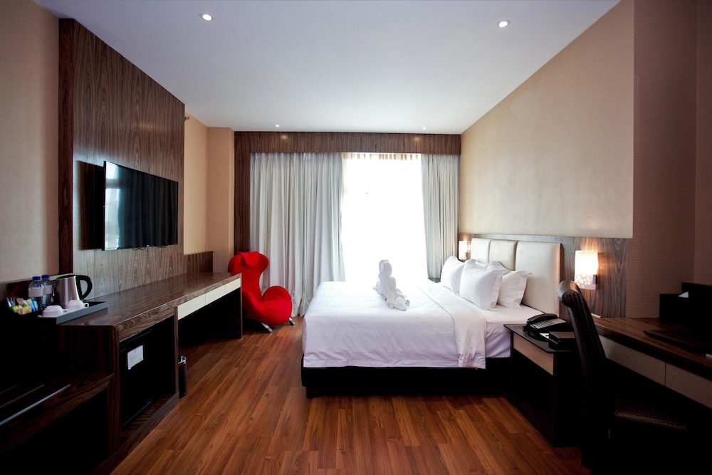 DELUXE, LEISURE, TWIN BEDS, PARTIAL SEA VIEW