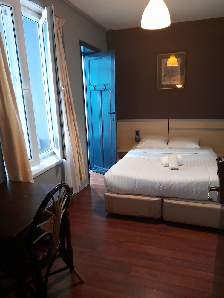 ROOM, DOUBLE BED
