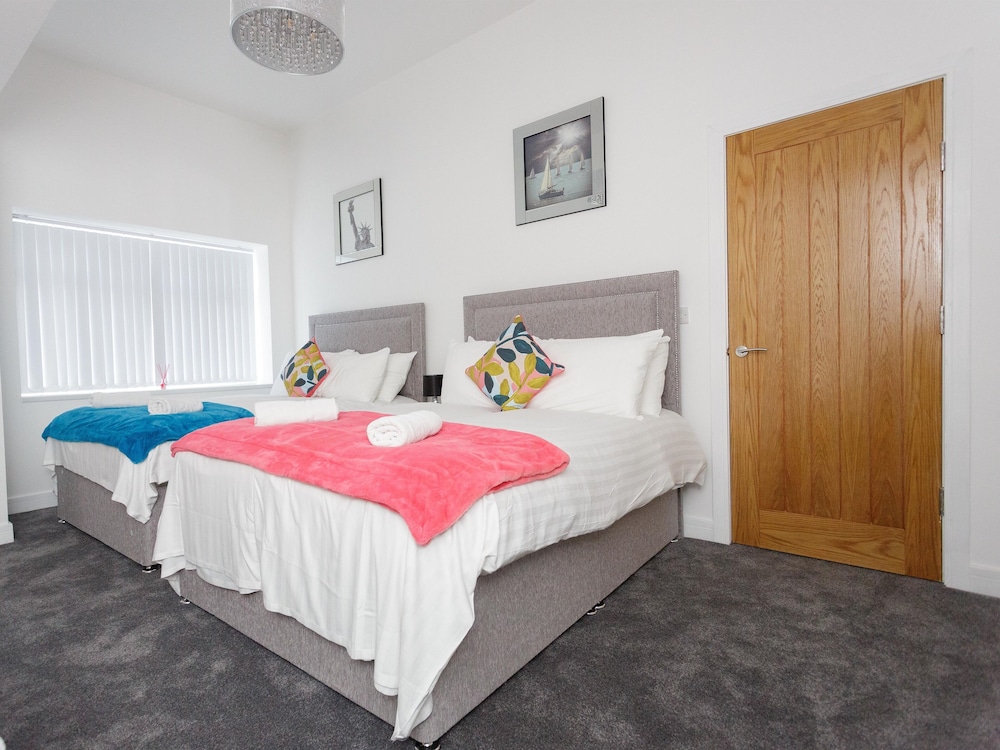 Deluxe, Apartment, 1 Single and 2 Double Beds, Private Bathroom، Live In Leeds Greenhill Bungalows 3/10
